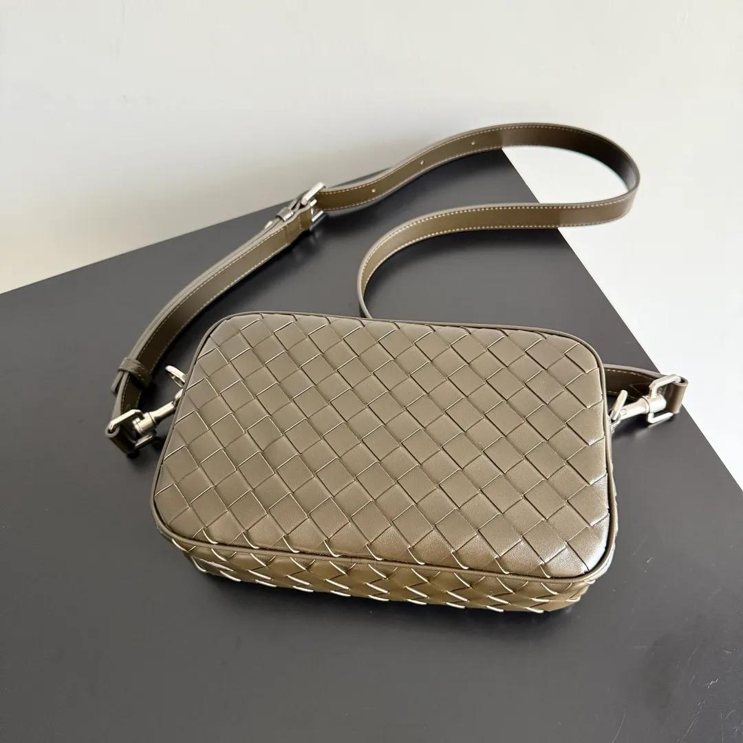 Batch 1820 BOTTEGA VENETA small INTRECCIATO woven camera bag This bv classic camera bag is a further evolution of classic woven technology, combining practicality and fashion, perfectly meeting multi-purpose needs! Classic leather handmade. Lightweight and large capacity. The shoulder strap is removable and adjustable. In addition to being worn cross-body, it can also be placed in the suitcase as a toiletry bag. It is very convenient for daily storage and classification. It also has hanging accessories to show your personality. No matter how complicated the world is, as long as you have a bag with you, everything will become better. Style number: 755923 Size: 24.5*15*6cm